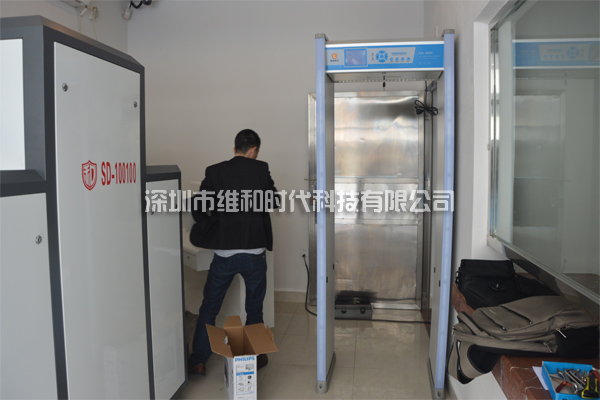 X光安檢機(jī)與液晶屏安檢門(mén)配套使用效果圖