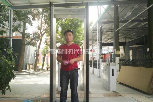 木門制造廠及鞋業(yè)廠家使用METOR6S進(jìn)口安檢門案例圖