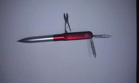 新疆烏魯木齊機場安檢門把關(guān)通道致使小刀藏匿行李包[圖]