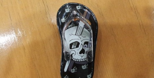 襄陽(yáng)機(jī)場(chǎng)X光機(jī)掃描拖鞋形狀打火機(jī)攔截玩火乘客[圖]