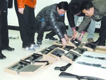 沈陽桃仙機場安檢機通道驚險長管鋼珠槍43支[圖]