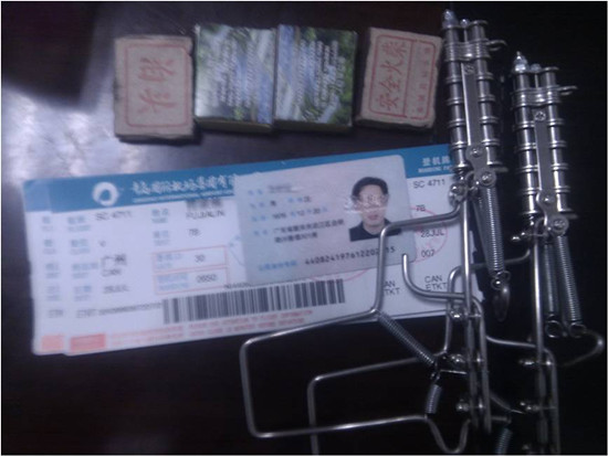 青島機(jī)場(chǎng)啟亞HI-PE金屬探測(cè)門攔截?cái)y槍男子[圖]