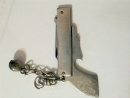 白云機場3號安檢門通道探測發(fā)現(xiàn)掛飾小刀[圖]