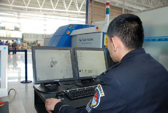 青島機(jī)場引入進(jìn)口CT安檢機(jī) 三維成像安檢更嚴(yán)[圖]