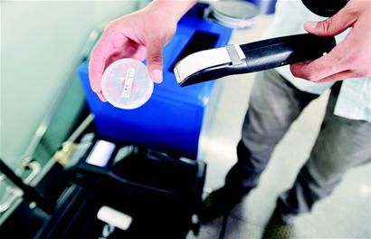 地鐵安檢升級(jí) 炸彈檢測儀&ldquo;上崗&rdquo;[圖]