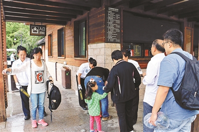 手持安檢儀把關(guān)北京市屬公園 禁帶打火機[圖]
