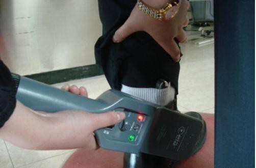 安檢門廠家提示：一旅客安檢時將打火機(jī)藏襪中被取消乘機(jī)資格