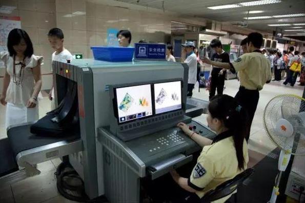 上海地鐵安檢機(jī)檢測(cè)為什么這么嚴(yán)？.jpg