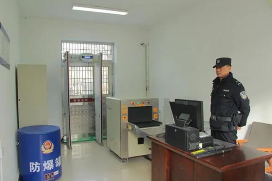 王益區法院加強安全保衛工作 人民法庭安檢門正式投入使用[圖].jpg