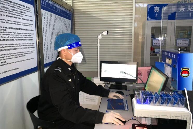 二連浩特機場安檢門通道開展安檢設(shè)施設(shè)備自查工作[圖]